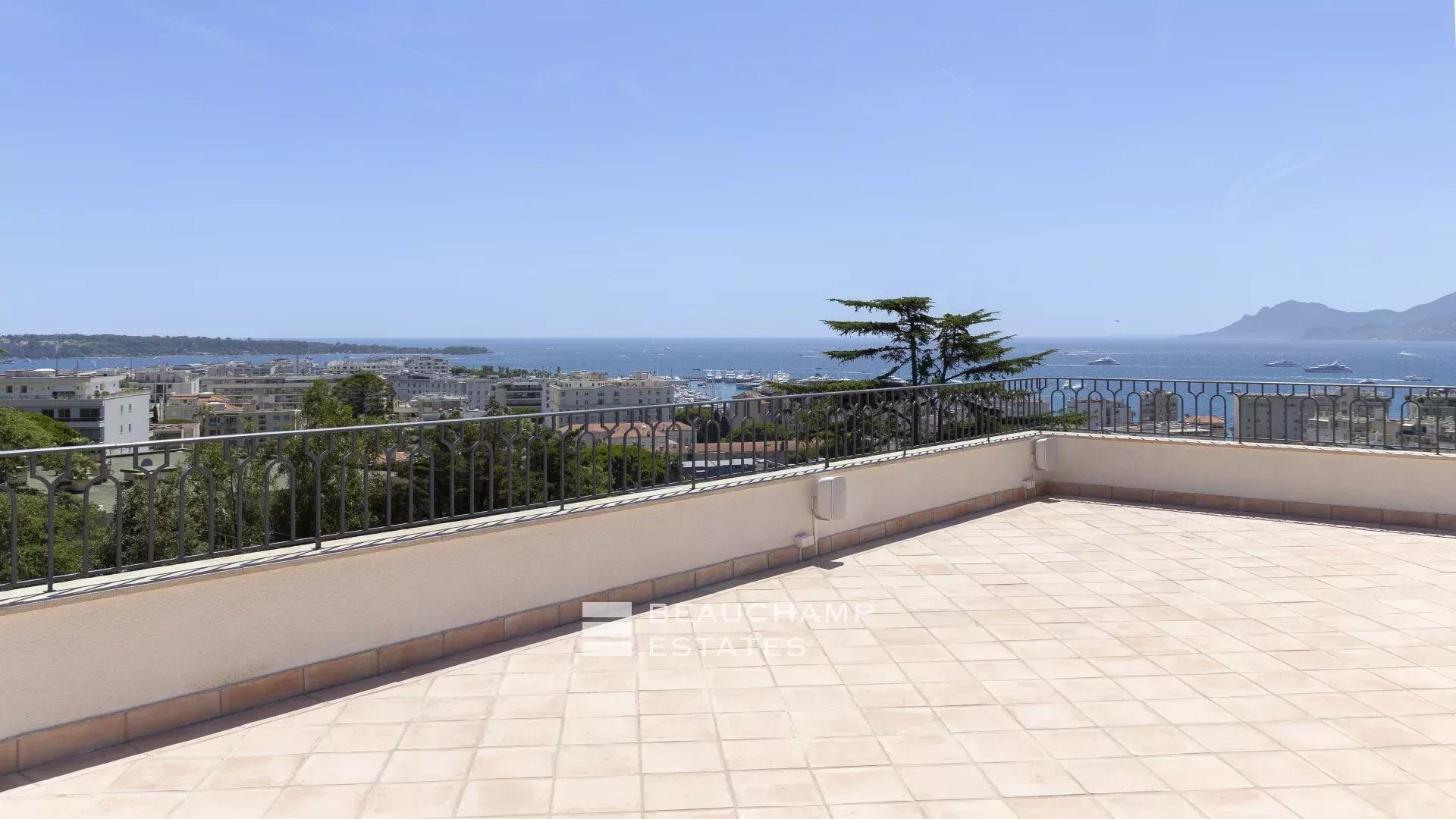 EXCLUSIVITE – Basse Californie – Villa néo provençale rénovée avec vue mer panoramique EXCLUSIVITY – Renovated neo-Provençal villa with panoramic sea views