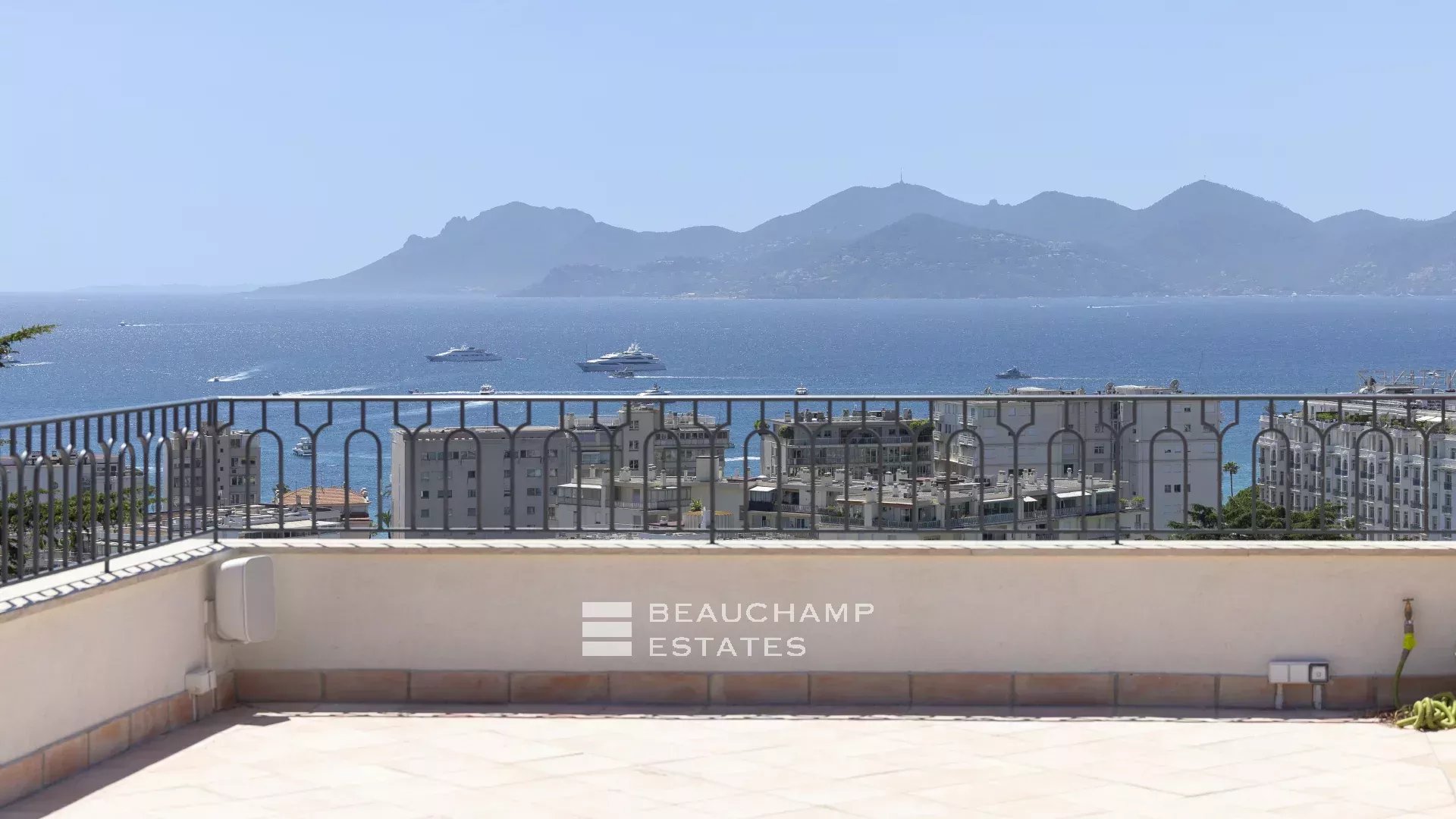 EXCLUSIVITE – Basse Californie – Villa néo provençale rénovée avec vue mer panoramique EXCLUSIVITY – Renovated neo-Provençal villa with panoramic sea views