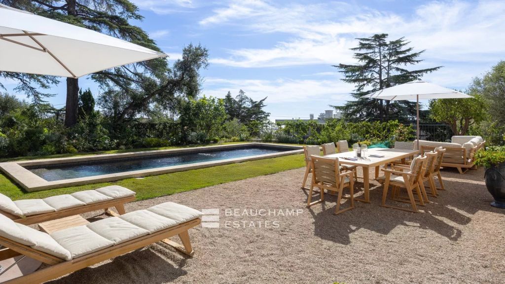EXCLUSIVITY – Renovated neo-Provençal villa with panoramic sea views
