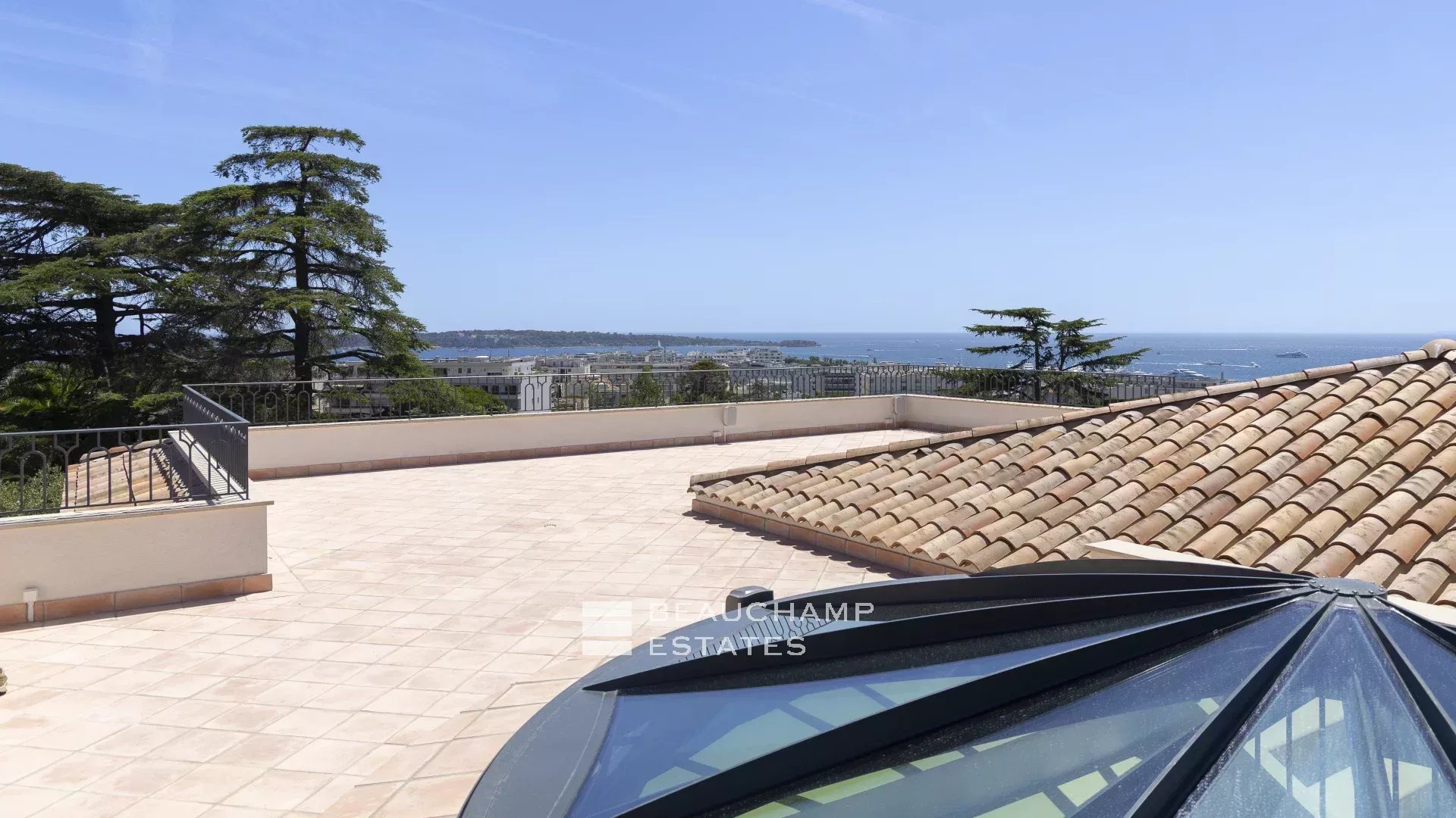 EXCLUSIVITE – Basse Californie – Villa néo provençale rénovée avec vue mer panoramique EXCLUSIVITY – Renovated neo-Provençal villa with panoramic sea views