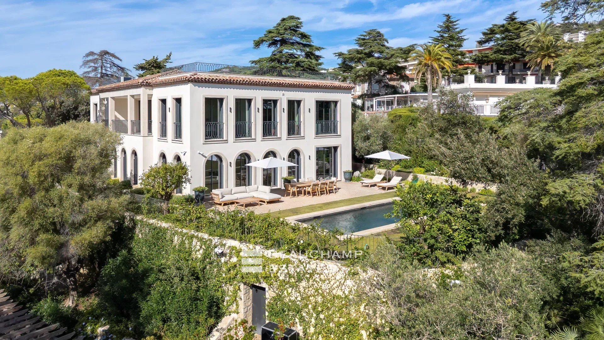 EXCLUSIVITE – Basse Californie – Villa néo provençale rénovée avec vue mer panoramique EXCLUSIVITY – Renovated neo-Provençal villa with panoramic sea views