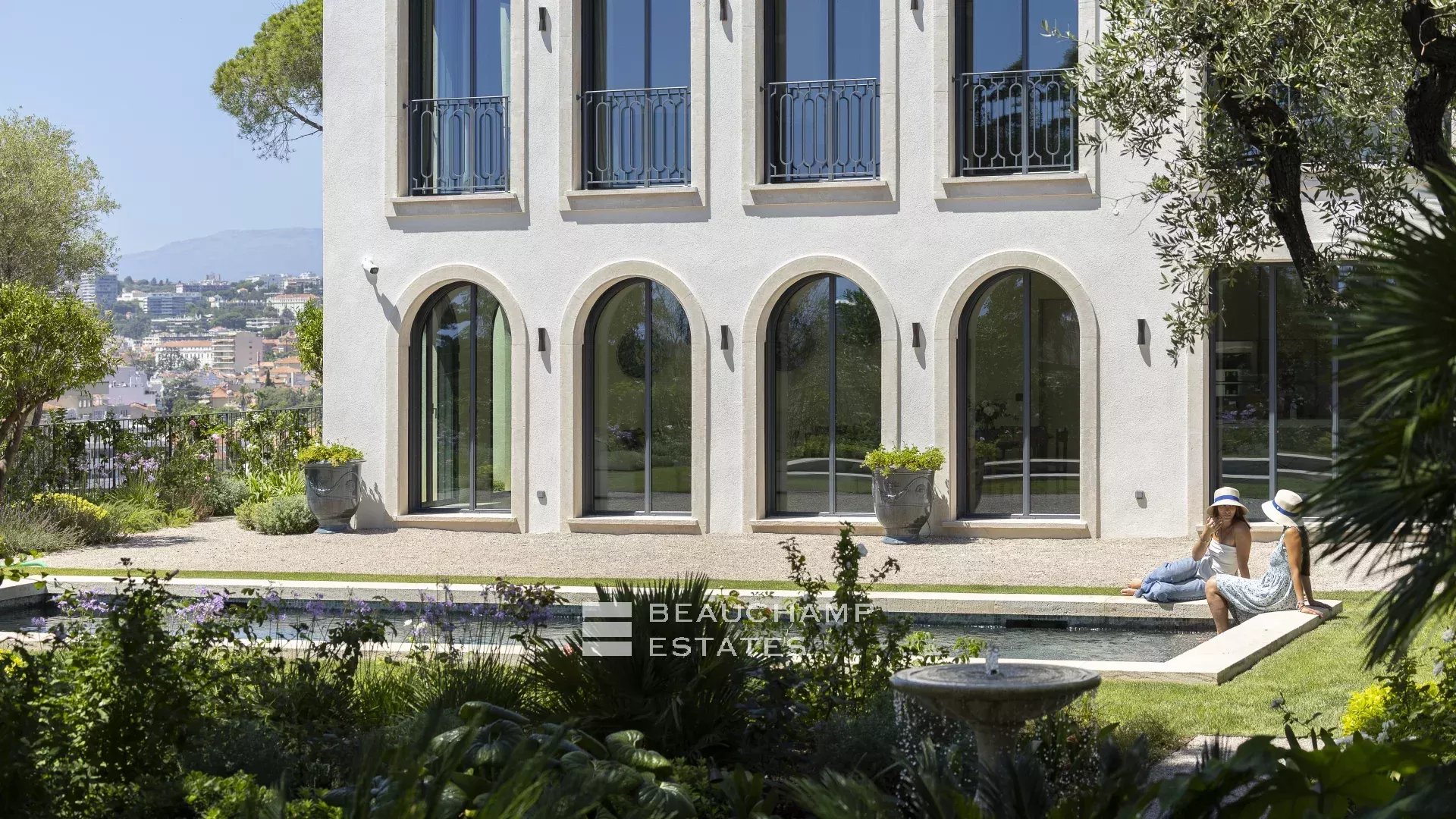 EXCLUSIVITE – Basse Californie – Villa néo provençale rénovée avec vue mer panoramique EXCLUSIVITY – Renovated neo-Provençal villa with panoramic sea views