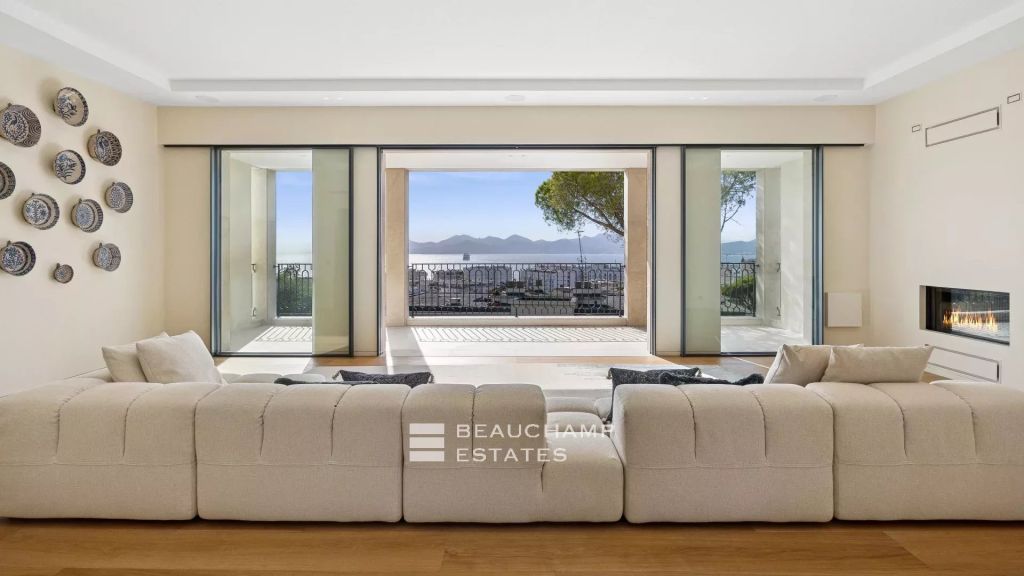 EXCLUSIVITY – Renovated neo-Provençal villa with panoramic sea views