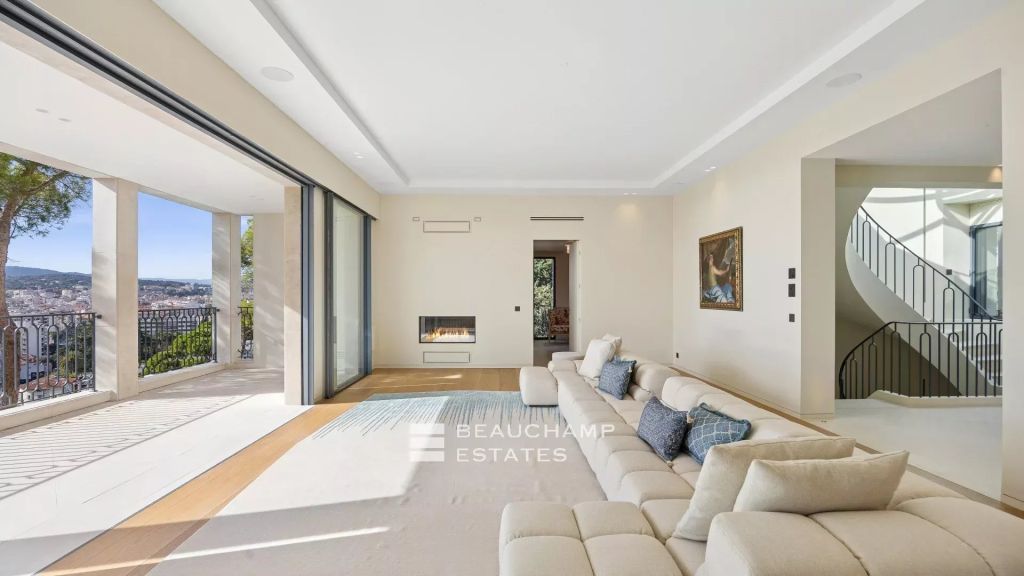 EXCLUSIVITY – Renovated neo-Provençal villa with panoramic sea views