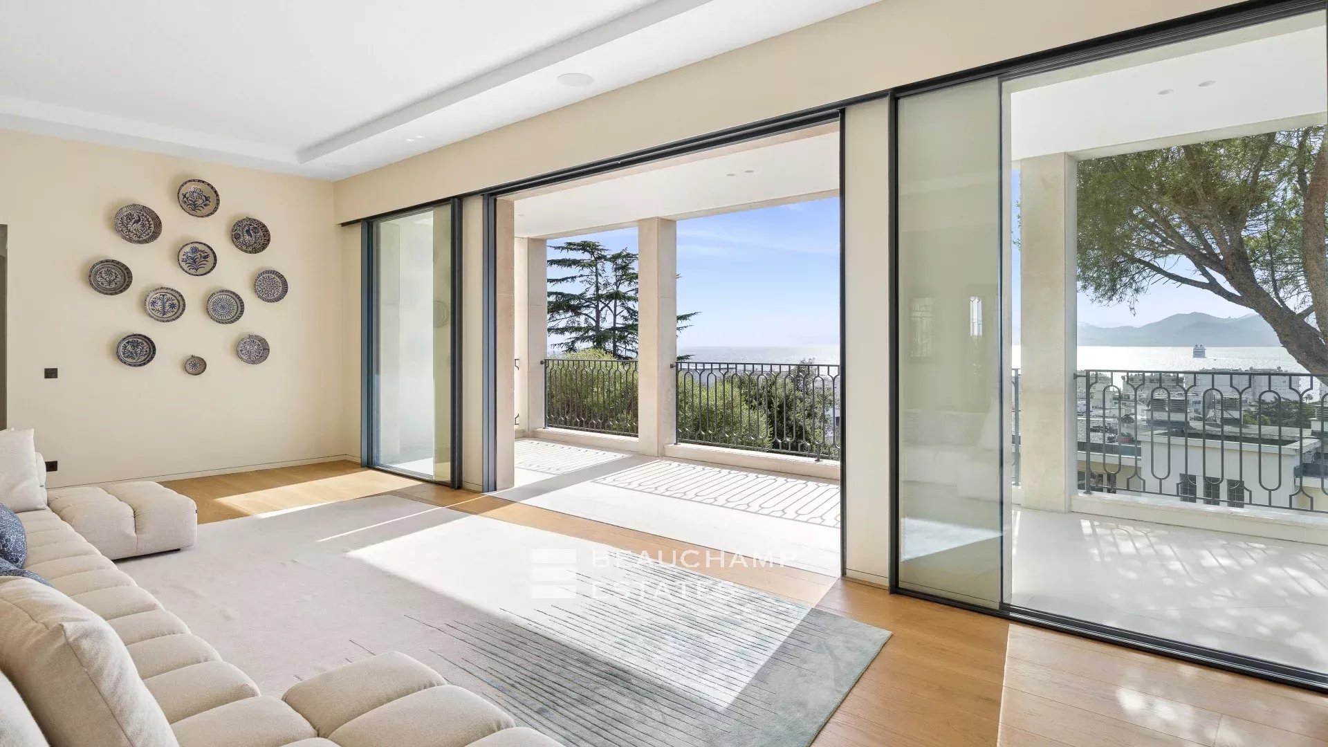 EXCLUSIVITE – Basse Californie – Villa néo provençale rénovée avec vue mer panoramique EXCLUSIVITY – Renovated neo-Provençal villa with panoramic sea views