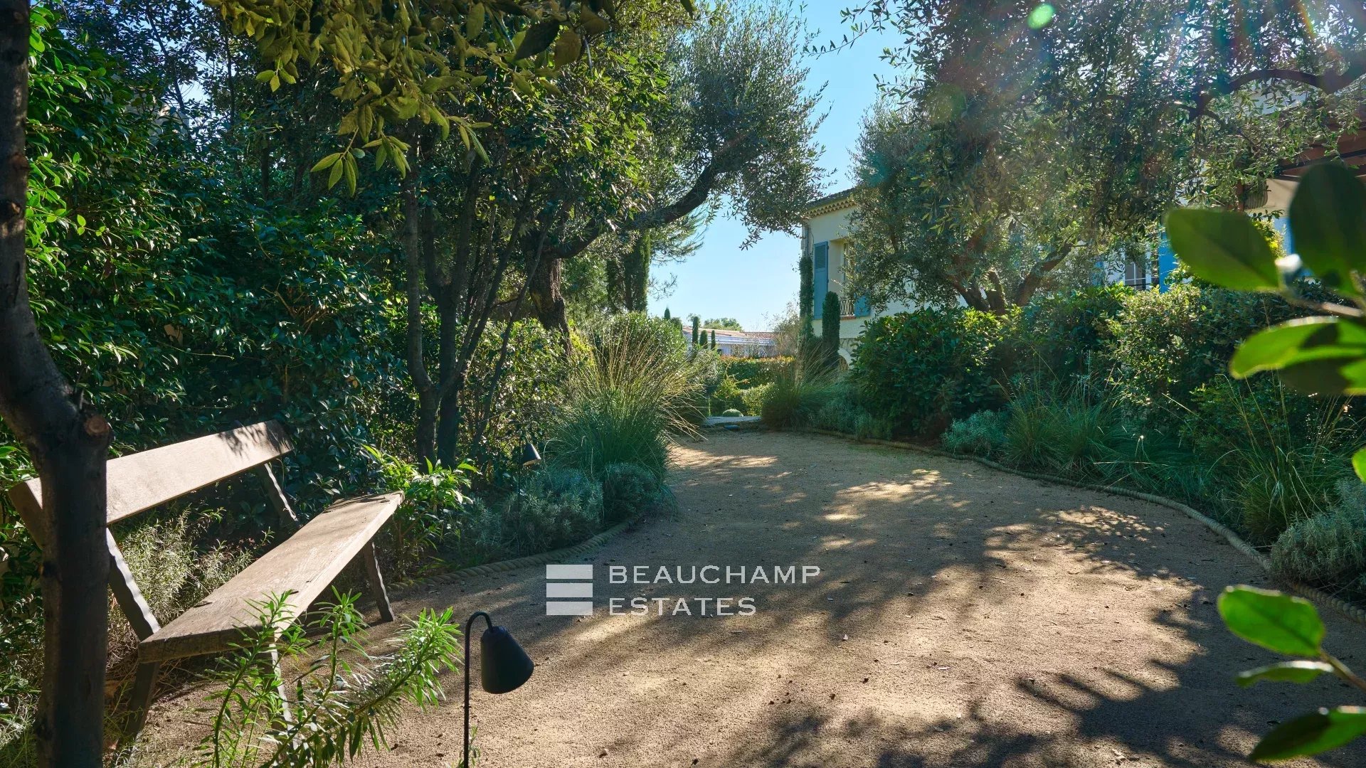 Charmante villa idéalement située au cœur du Cap d’Antibes, à pied des plages Charming villa ideally located in the heart of Cap d’Antibes, within walking distance of the beaches