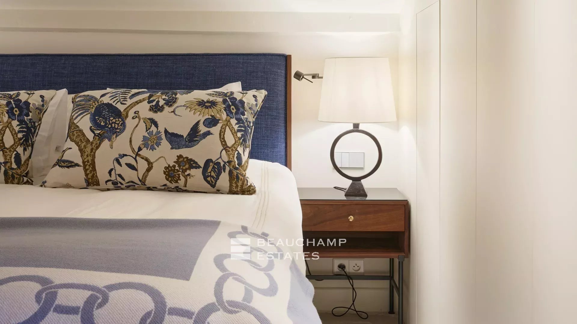 Charmante villa idéalement située au cœur du Cap d’Antibes, à pied des plages Charming villa ideally located in the heart of Cap d’Antibes, within walking distance of the beaches