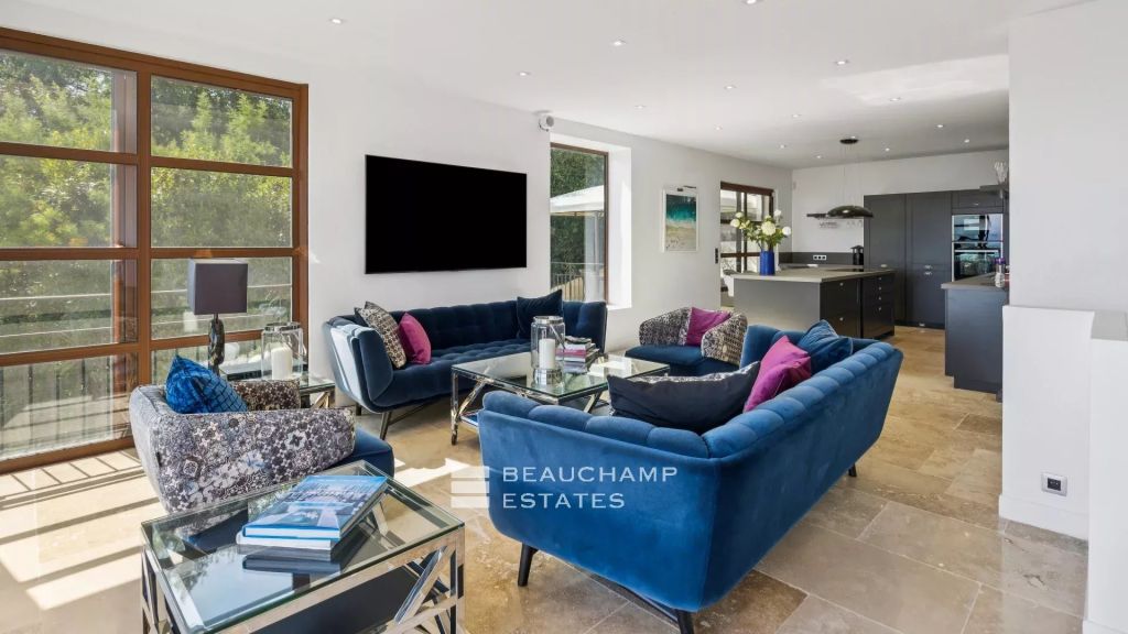 Superb Provencal 5 Bedrooms Villa Located In Antibes