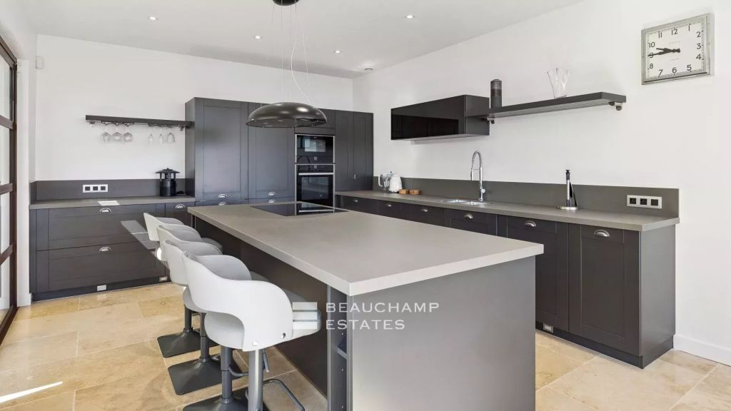 Superb Provencal 5 Bedrooms Villa Located In Antibes