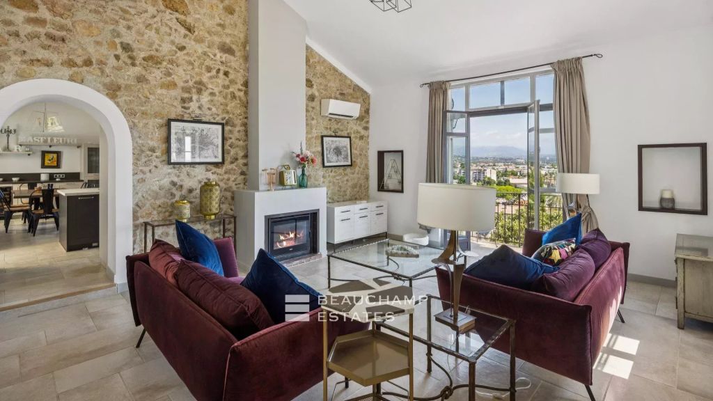 Superb Provencal 5 Bedrooms Villa Located In Antibes