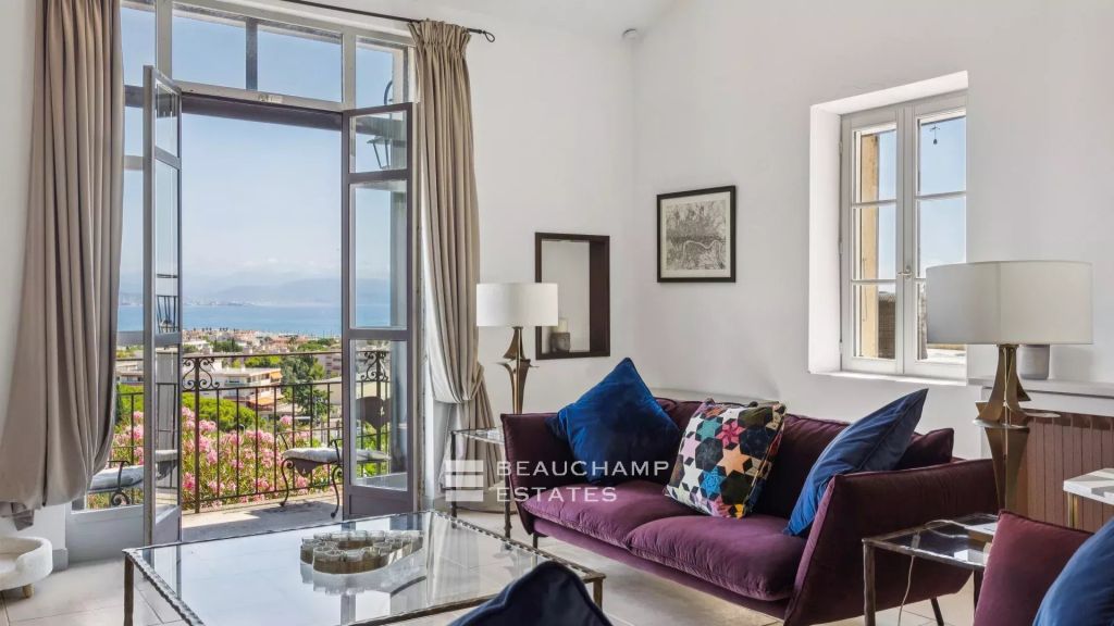 Superb Provencal 5 Bedrooms Villa Located In Antibes