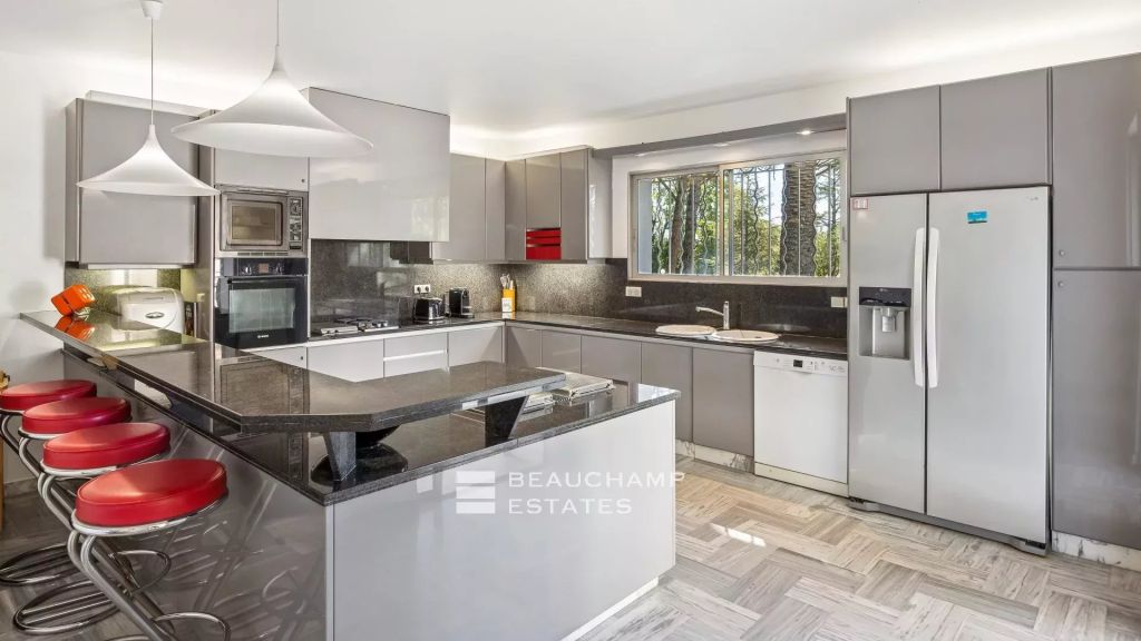 Charming 7-bedroom villa with pool – Mougins