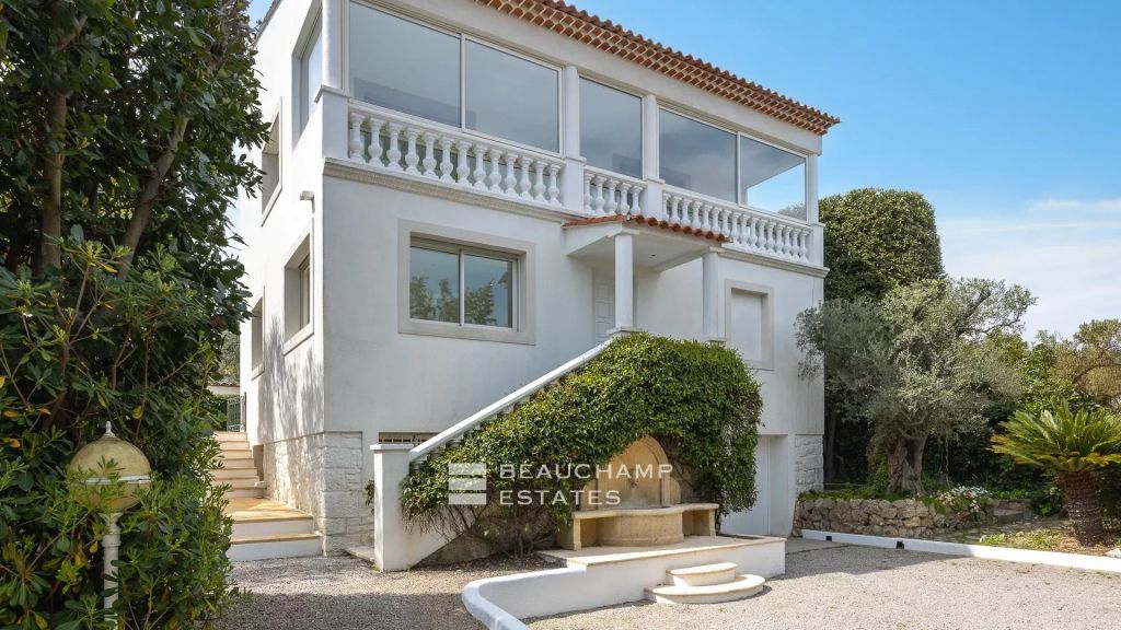 Contemporary villa with garden and swimming pool in the city center