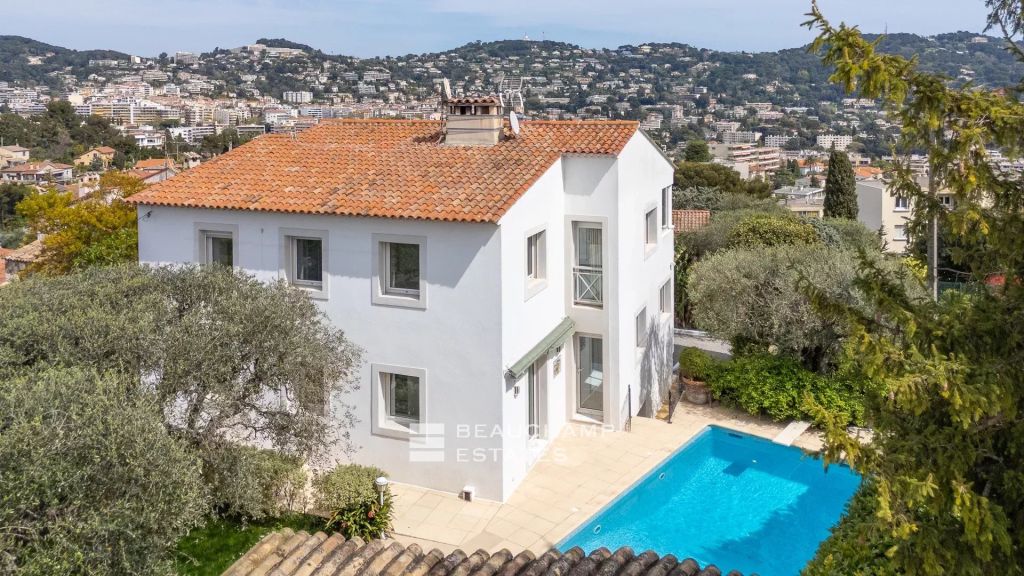 Contemporary villa with garden and swimming pool in the city center