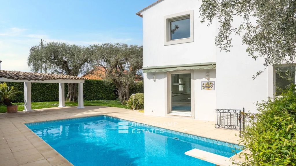 Contemporary villa with garden and swimming pool in the city center