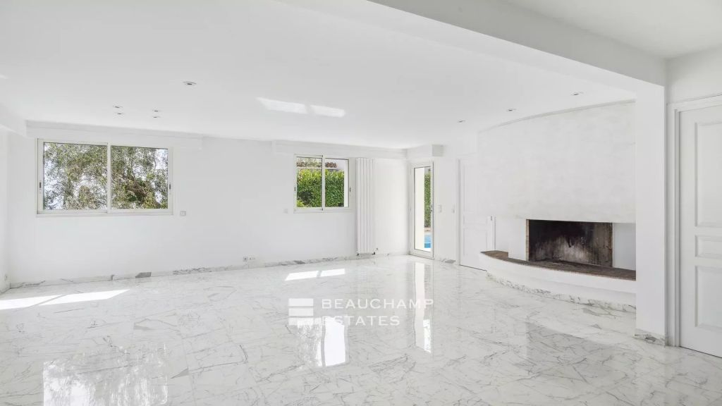 Contemporary villa with garden and swimming pool in the city center