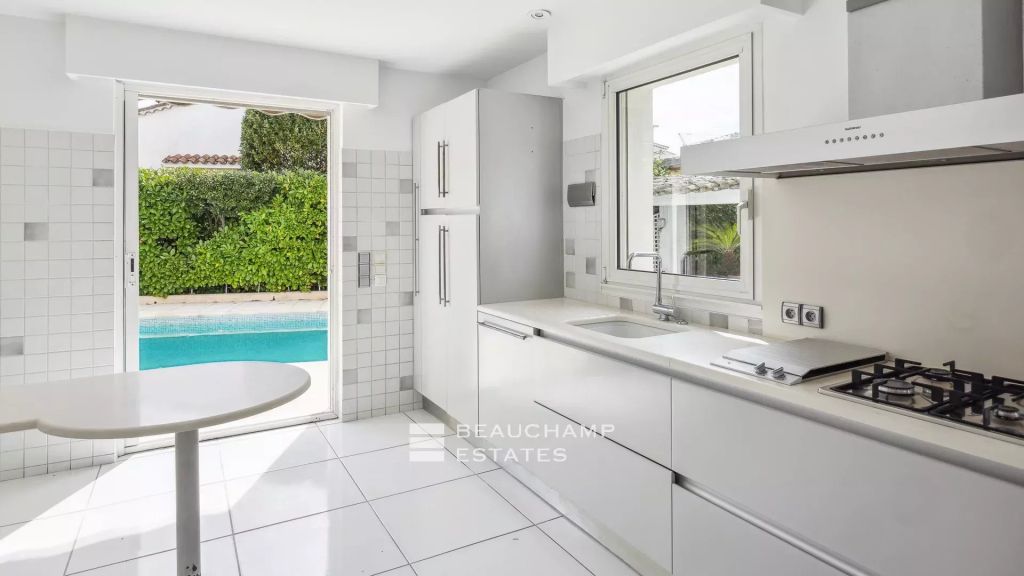 Contemporary villa with garden and swimming pool in the city center