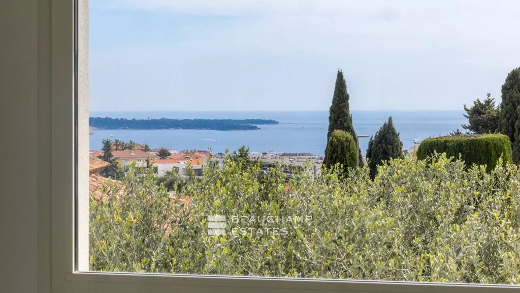 Contemporary villa with garden and swimming pool in the city center