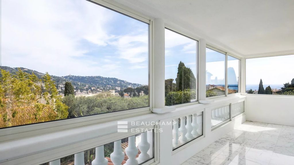 Contemporary villa with garden and swimming pool in the city center