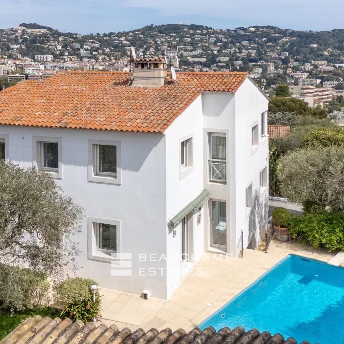 Contemporary villa with garden and swimming pool in the city center