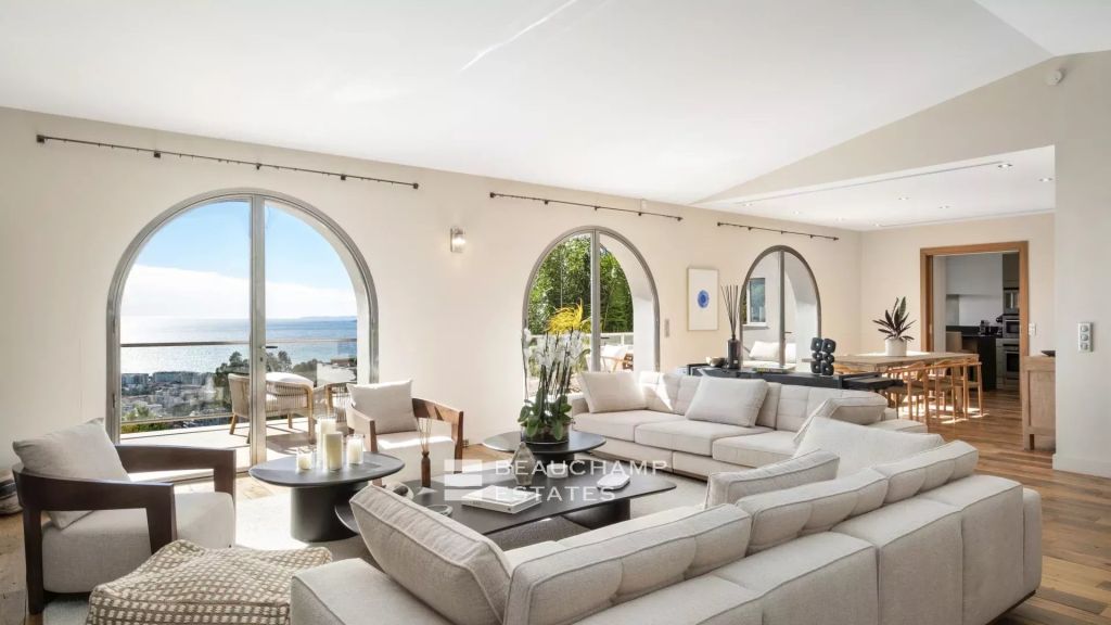 Contemporary villa with panoramic sea view