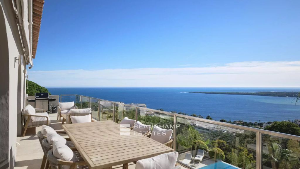 Contemporary villa with panoramic sea view