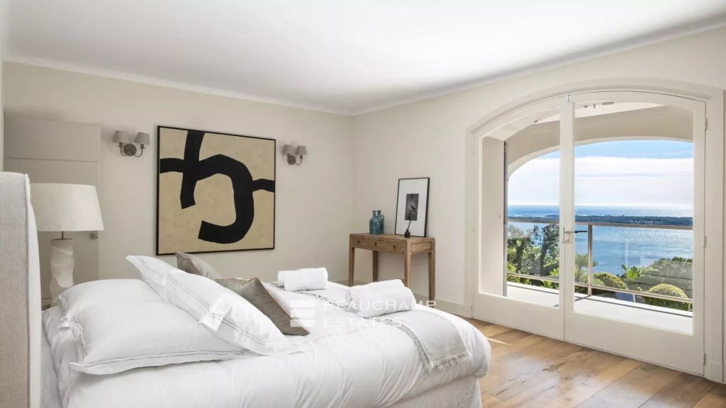 Contemporary villa with panoramic sea view