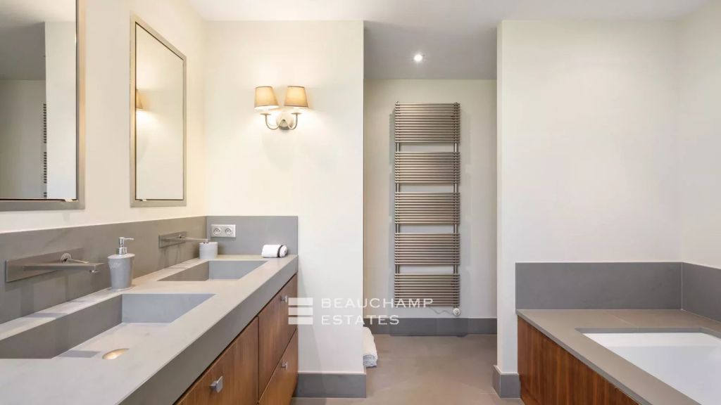 Contemporary villa with panoramic sea view