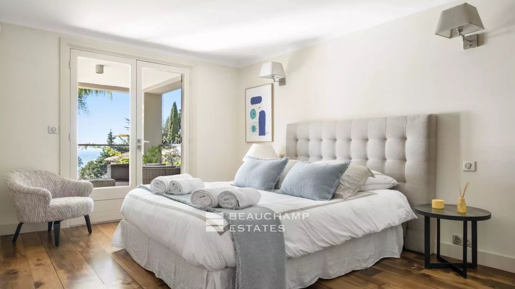 Contemporary villa with panoramic sea view