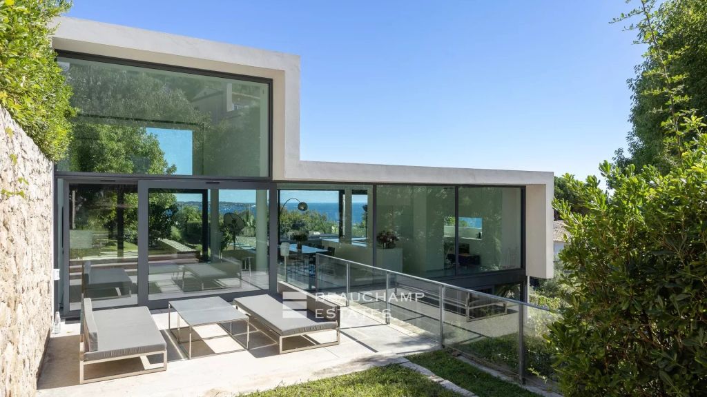 Golfe-Juan – contemporary villa with panoramic sea view