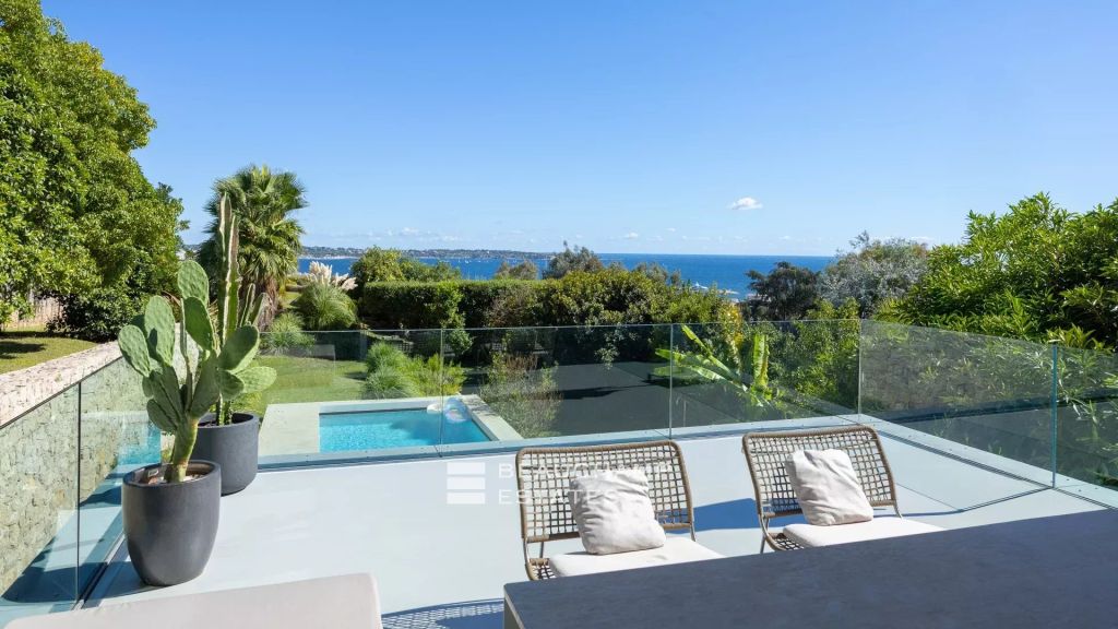 Golfe-Juan – contemporary villa with panoramic sea view