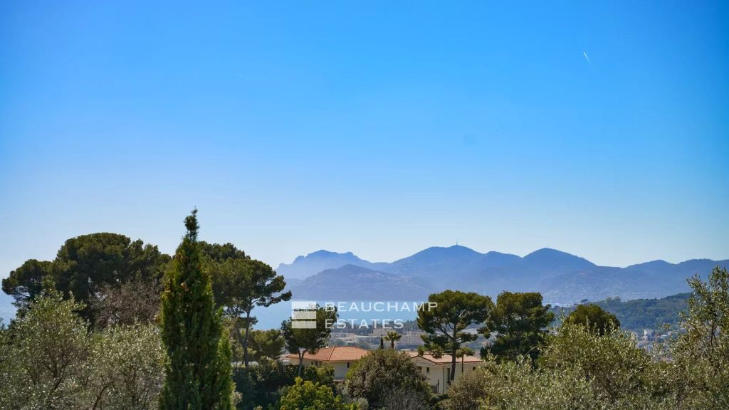 Provencal villa to renovate with panoramic sea view