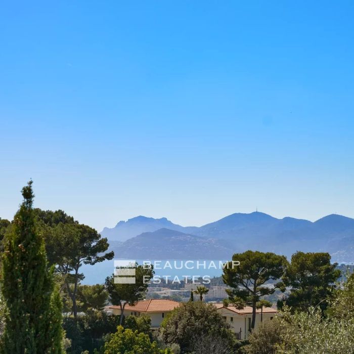 Provencal villa to renovate with panoramic sea view