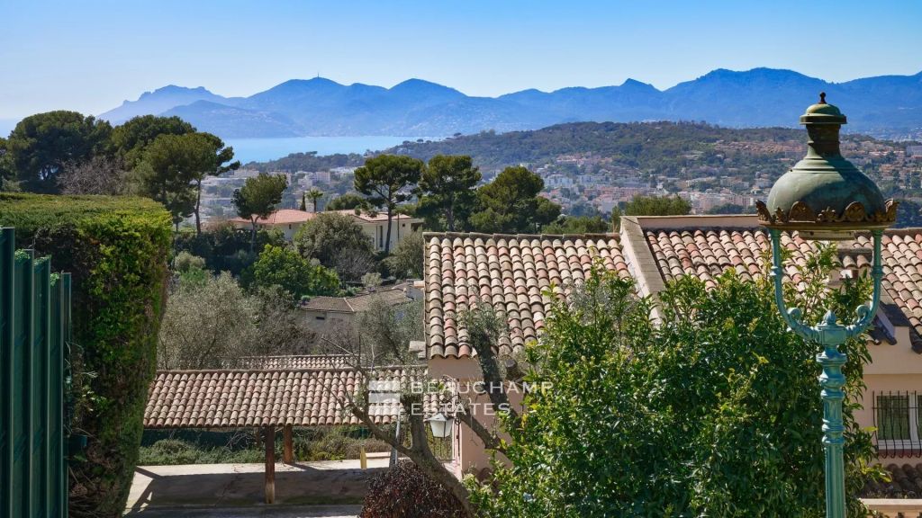 Provencal villa to renovate with panoramic sea view