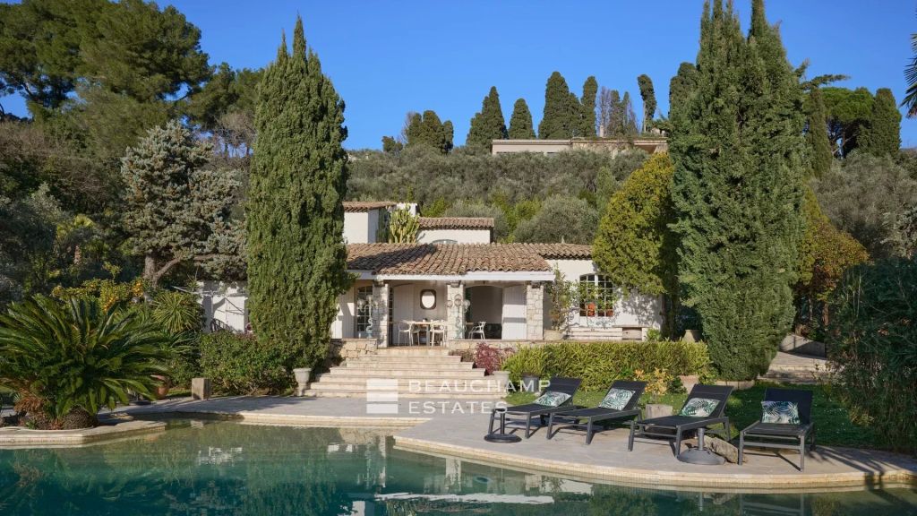 Provençal villa with panoramic views of the Esterel hills and the sea