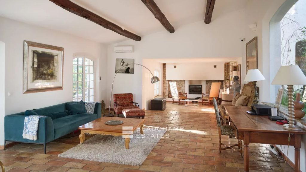 Provençal villa with panoramic views of the Esterel hills and the sea