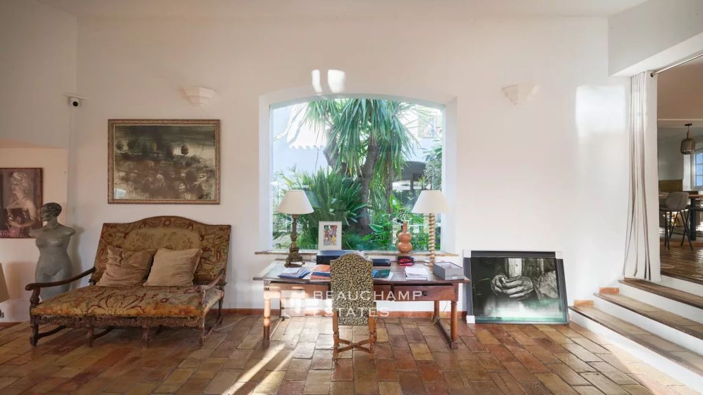 Provençal villa with panoramic views of the Esterel hills and the sea