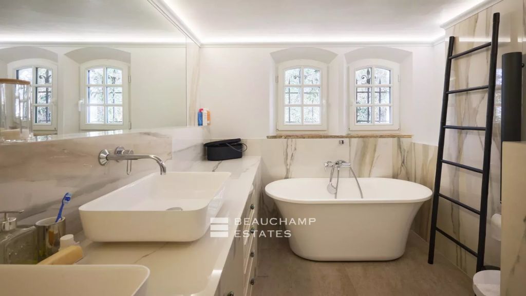 Provençal villa with panoramic views of the Esterel hills and the sea