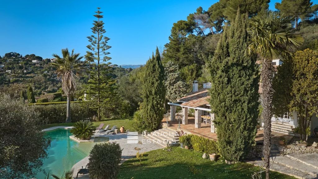 Provençal villa with panoramic views of the Esterel hills and the sea