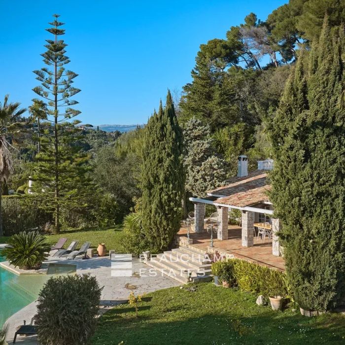 Villa provençale avec vue panoramique sur les collines de l’Esterel et la mer