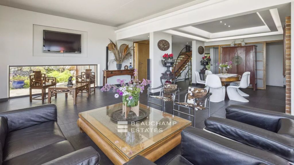 Rare 5-bedroom architect-designed villa with sea view, Capitou district in Mandelieu