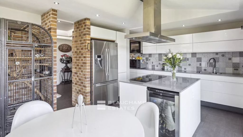 Rare 5-bedroom architect-designed villa with sea view, Capitou district in Mandelieu