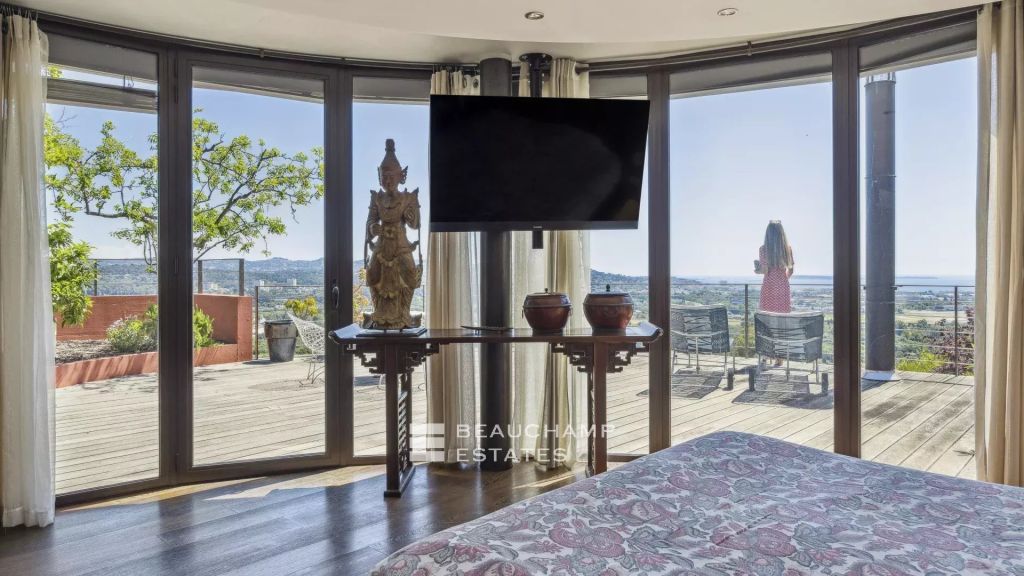 Rare 5-bedroom architect-designed villa with sea view, Capitou district in Mandelieu