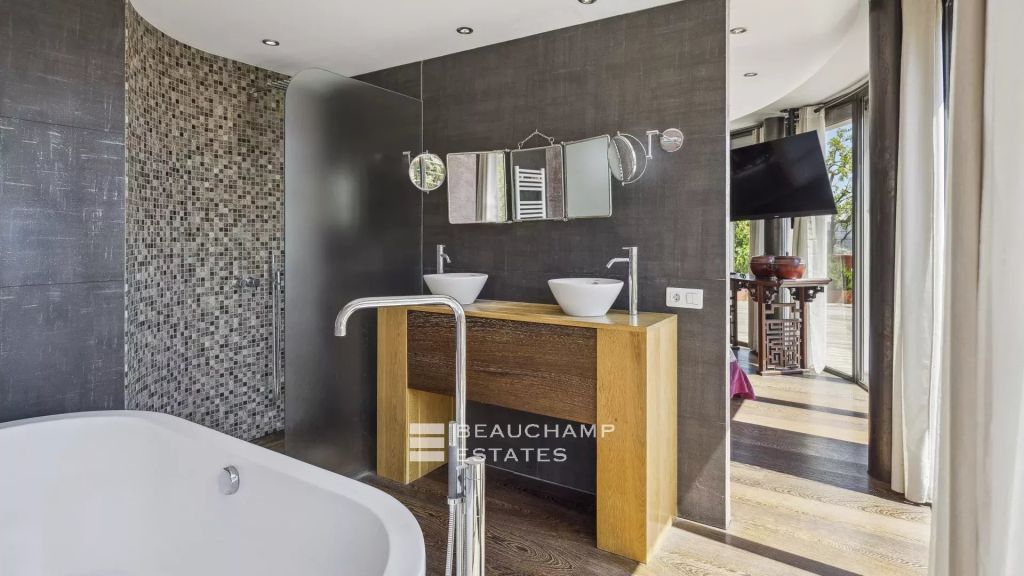 Rare 5-bedroom architect-designed villa with sea view, Capitou district in Mandelieu