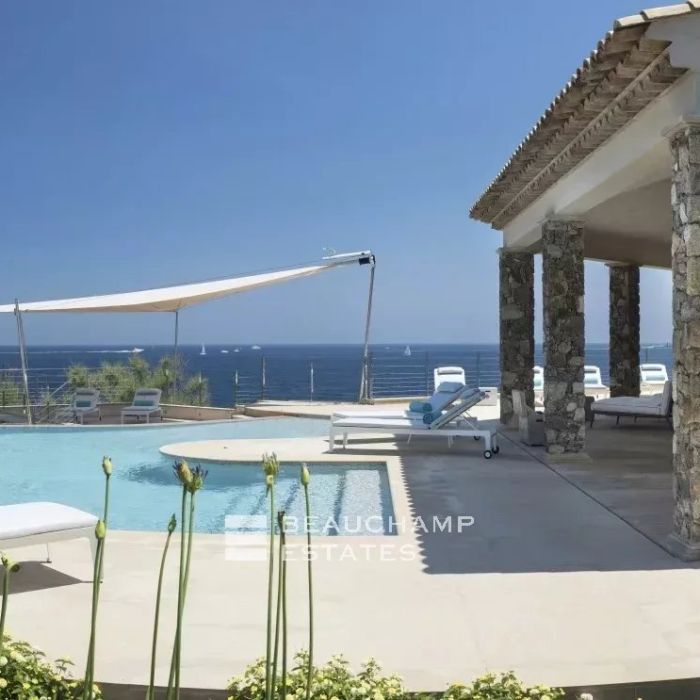 Waterfront villa in the heart of the Parcs of Saint-Tropez area