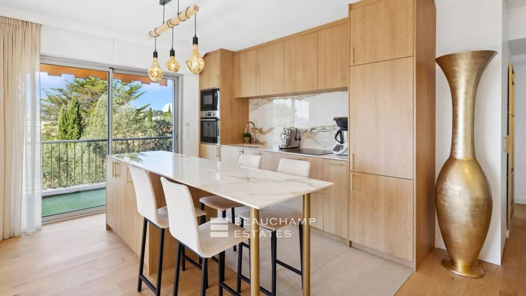 2 bedroom apartment entirely renovated with sea view – Le Cannet