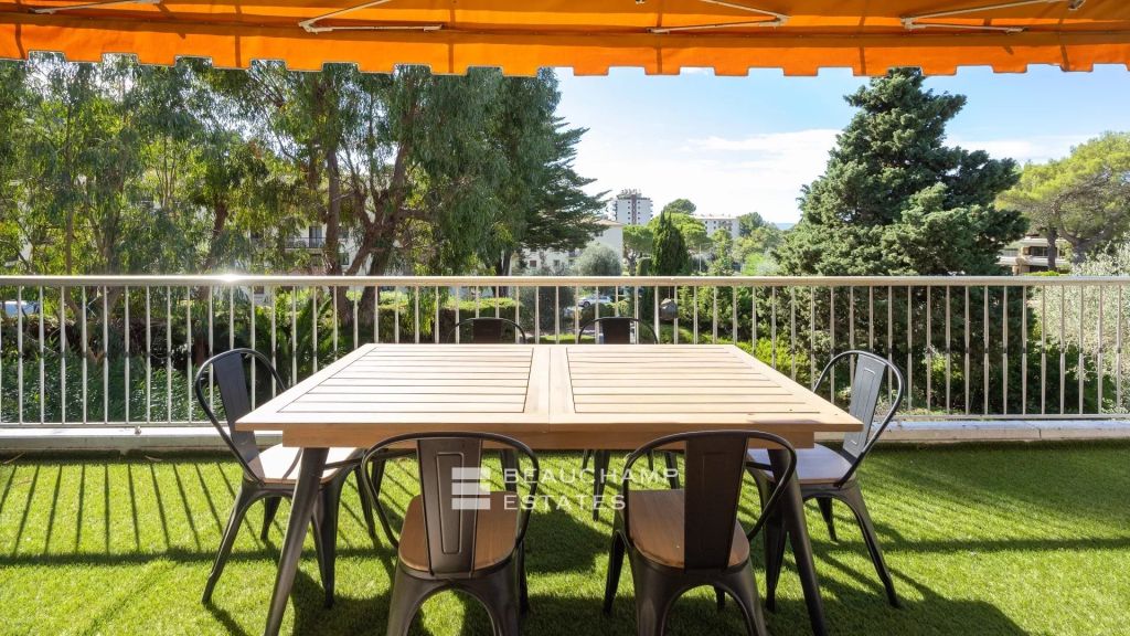 2 bedroom apartment entirely renovated with sea view – Le Cannet