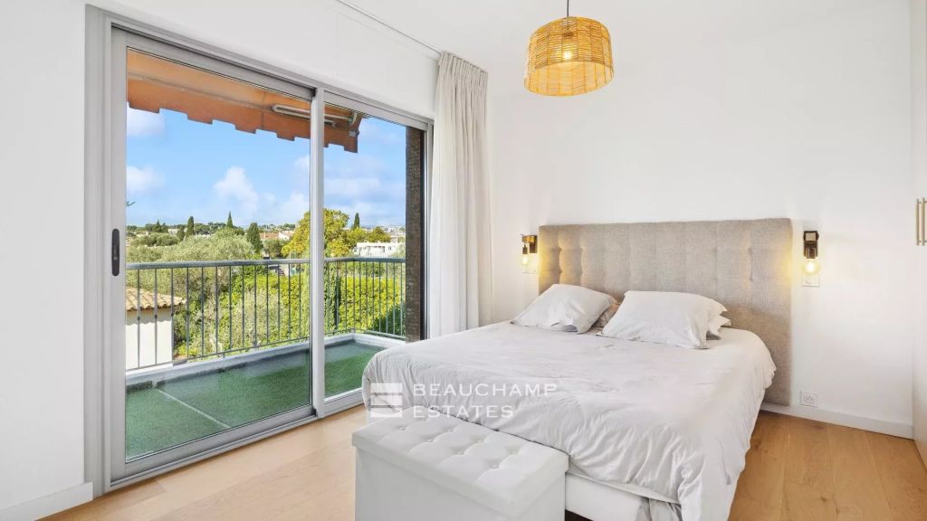 2 bedroom apartment entirely renovated with sea view – Le Cannet