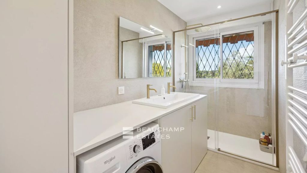 2 bedroom apartment entirely renovated with sea view – Le Cannet