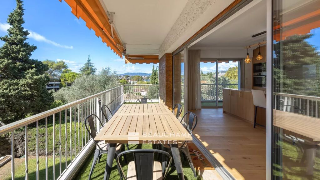 2 bedroom apartment entirely renovated with sea view – Le Cannet